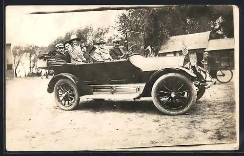 Foto-AK Auto mit Wimpel der USA, 6 Passagiere lächeln in die Kamera