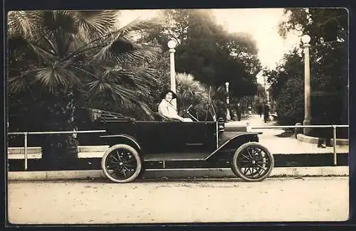 Foto-AK Auto am Strassenrand, Dame lächelt in die Kamera