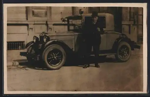 Foto-AK Auto vor einem Gebäude, davor ein eleganter Herr