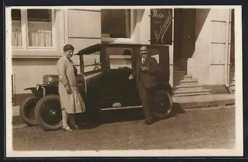 Foto-AK Auto Opel vor einem Restaurant, elegantes Paar