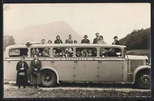 Foto-AK Touristen im Bus, Lourdes Reisen