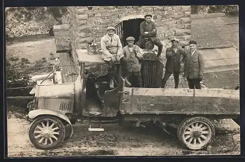 Foto-AK LKW mit Aggregat auf der Ladefläche, Arbeiter