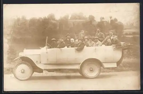 Foto-AK Offener Bus, Reisegruppe beim Fotostopp