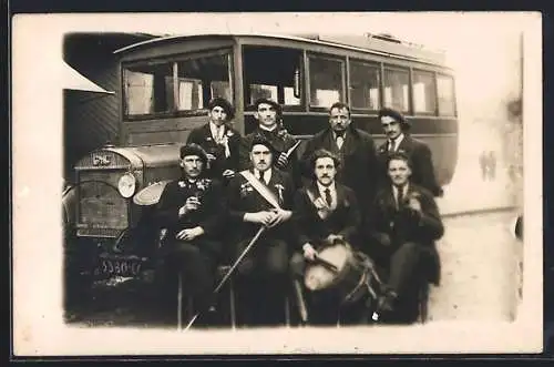 Foto-AK Bus mit Kennzeichen 5380-CO, feiernde Männergruppe mit Trommel