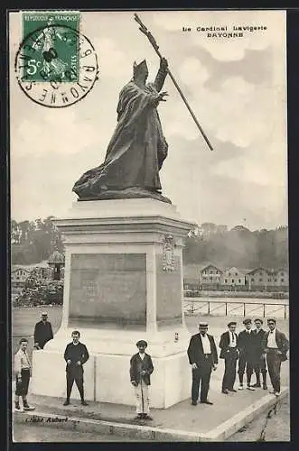 AK Bayonne, la statue du Cardinal Lavigerie, un goupe d`hommes pose sur le socle