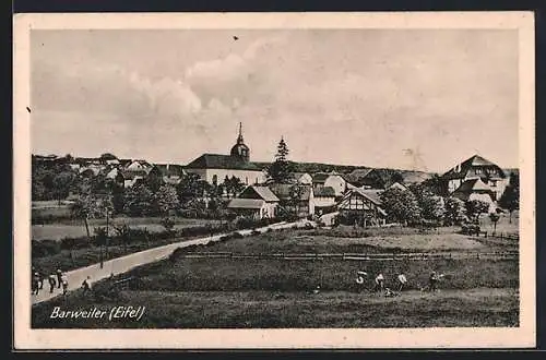 AK Barweiler /Eifel, Teilansicht mit Kirche und Feldweg