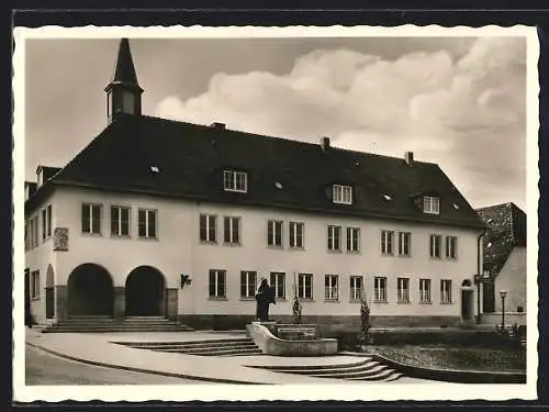 AK Knittlingen, Neues Rathaus mit Faust-Denkmal