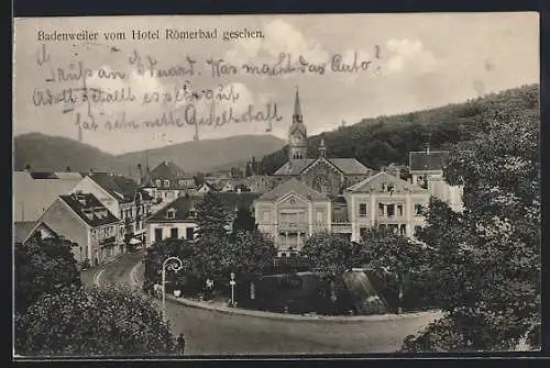 AK Badenweiler, Strassenpartie mit Kirche und Apotheke vom Hotel Römerbad gesehen