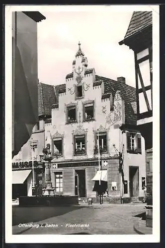 AK Offenburg / Baden, Strasse und Brunnen am Fischmarkt