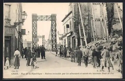 AK Creil, Rue de la République, Maison incendiée par les allemends et entrée du nouveau Pont de Fer