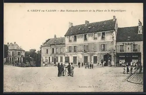 AK Crépy-en-Valois, Rue Nationale, Entrée de la Place de la République