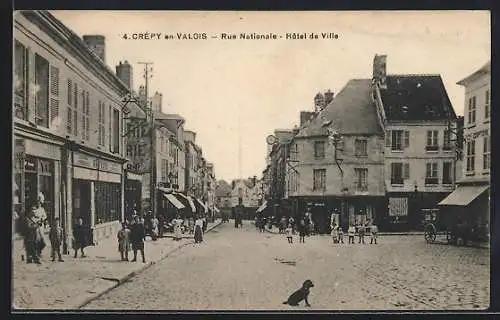 AK Crépy-en-Valois, Rue Nationale Hôtel de Ville, Strassenpartie mit Rathaus