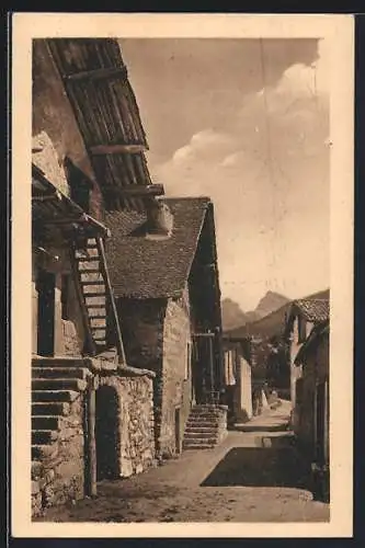 AK Saint-Julien en Beauchêne, Une rue et Route de la Forêt et de l`Abbaye du Durbon