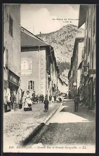 AK Briancon, la Grande Rue animée et ensoleillée et la grande gargouille