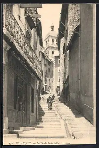 AK Briancon, la petite gargouille dans la rue baignée de soleil, quelques rares passants