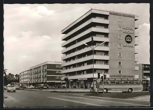 AK Neufahrn bei Freising, Hotel Krone, Bayerische Vereinsbank und Strassenpartie