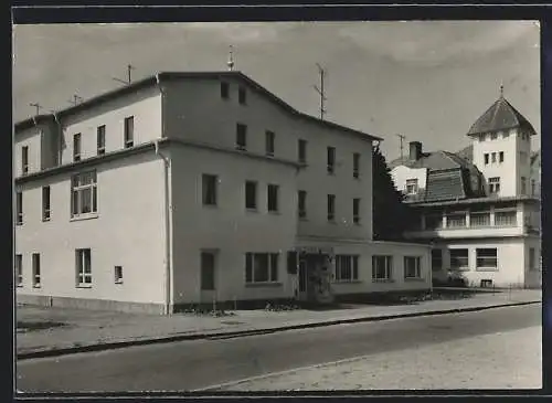 AK Kühlungsborn, FDGB-Erholungsheim mit Strassenpartie