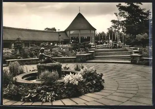 AK Kühlungsborn, Konzertgarten Ost mit Skulptur