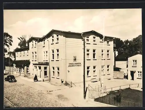 AK Göhren /Rügen, FDGB-Erholungsheim Friedrich Engels mit Strassenpartie