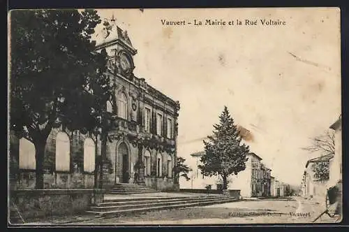 AK Vauvert, La Mairie et la Rue Voltaire