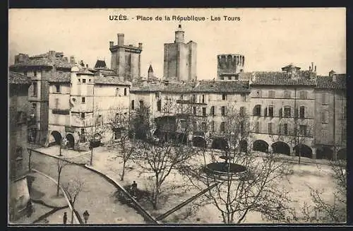 AK Uzès, Place de la République, Tours du Duché