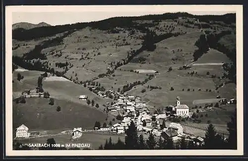 AK Saalbach im Pinzgau, Totalansicht von einen Berg aus