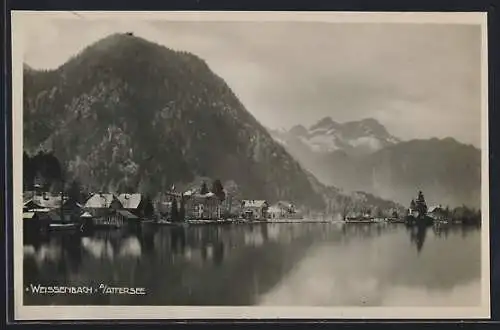 AK Weissenbach am Attersee, Gesamtansicht mit dem Gebirge