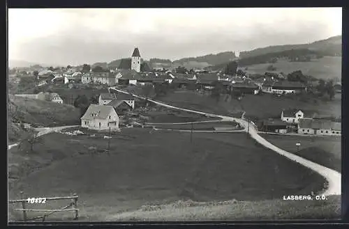 AK Lasberg /O.-Ö., Gesamtansicht von einen Berg aus