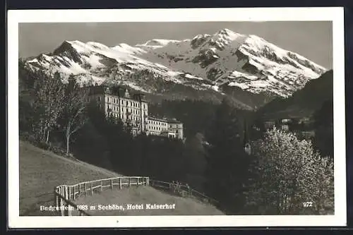 AK Badgastein, Hotel Kaiserhof mit verschneiten Gebirge dahinter