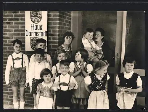 AK Brixen, Südtiroler Kinderdorf, Kindergruppe vor dem Haus Darmstadt