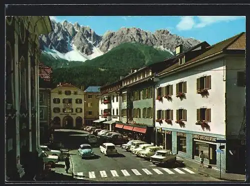 AK Innichen /Dolomiten, Strassenpartie mit Geschäften