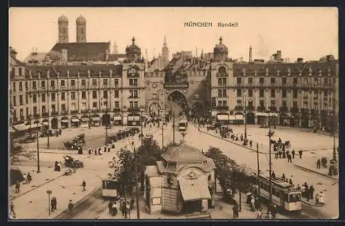 AK München, Rondell mit Strassenbahn, Tor, Häuserfassaden und Blick auf Kirchtürme