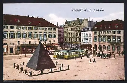 AK Karlsruhe, Strassenbahnen auf dem Marktplatz