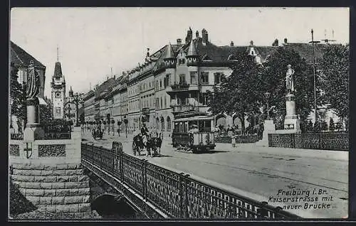 AK Freiburg i. Br., Kaiserstrasse mit Strassenbahn auf der neuen Brücke