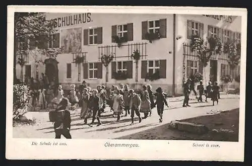 AK Oberammergau, Schulhaus-Die Schule ist aus