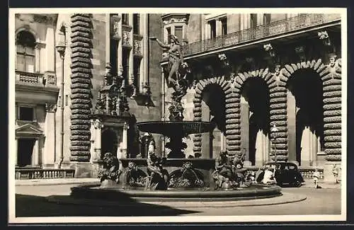 Foto-AK Hamburg, Rathaus-Brunnen