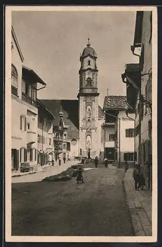 AK Mittenwald, Marktplatz mit Gasthaus und Pfarrkirche