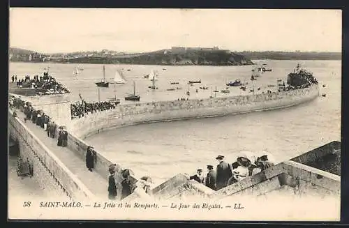 AK Saint-Malo, La Jetèe et les Remparts-Le Jour des Règates