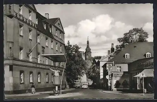 AK Hof / Saale, Strassenpartie mit Aral-Tankstelle und Gasthof