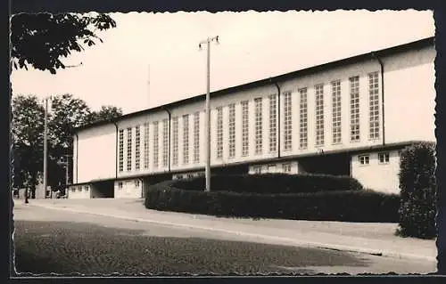 AK Hof / Saale, Freiheitshalle mit Strassenpartie