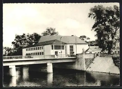 AK Hof / Saale, Friedrich-Ebert-Brücke und Hallenbad