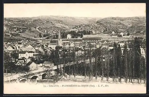 AK Plombières-lès-Dijon, Vue panoramique du village avec pont et collines environnantes