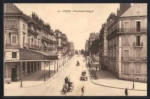 AK Dijon, Boulevard Sévigné avec calèches et piétons