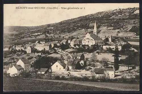 AK Bligny-sur-Ouche, Vue générale avec église et maisons entourées de collines