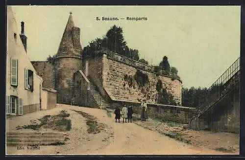 AK Beaune, Remparts avec trois personnes marchant à proximité