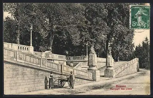 AK Beaune, Rempart des Lions avec des statues et des passants