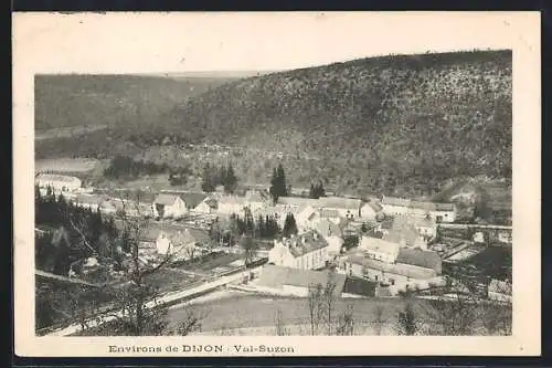 AK Val-Suzon, Vue du village entouré de collines boisées