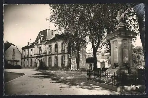 AK Aignay-le-Duc, La Mairie et le Monument