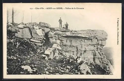 AK Aisey-sur-Seine, Vallon de la Chouette avec deux personnes sur une falaise