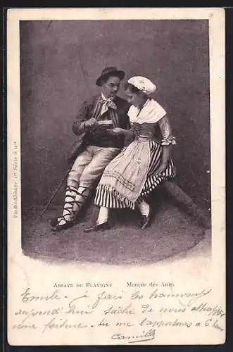 AK Abbaye de Flavigny, Marque des Anis, couple en tenue traditionnelle partageant des bonbons